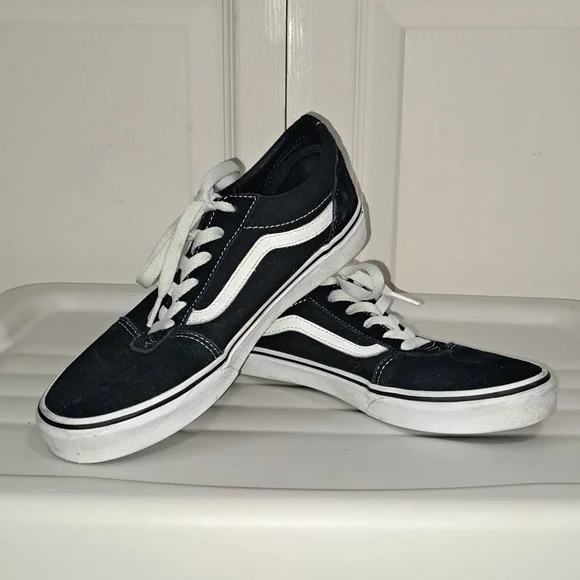 Classic Van's tennis skate shoes - size 6 youth - black and white - Picture 1 of 8